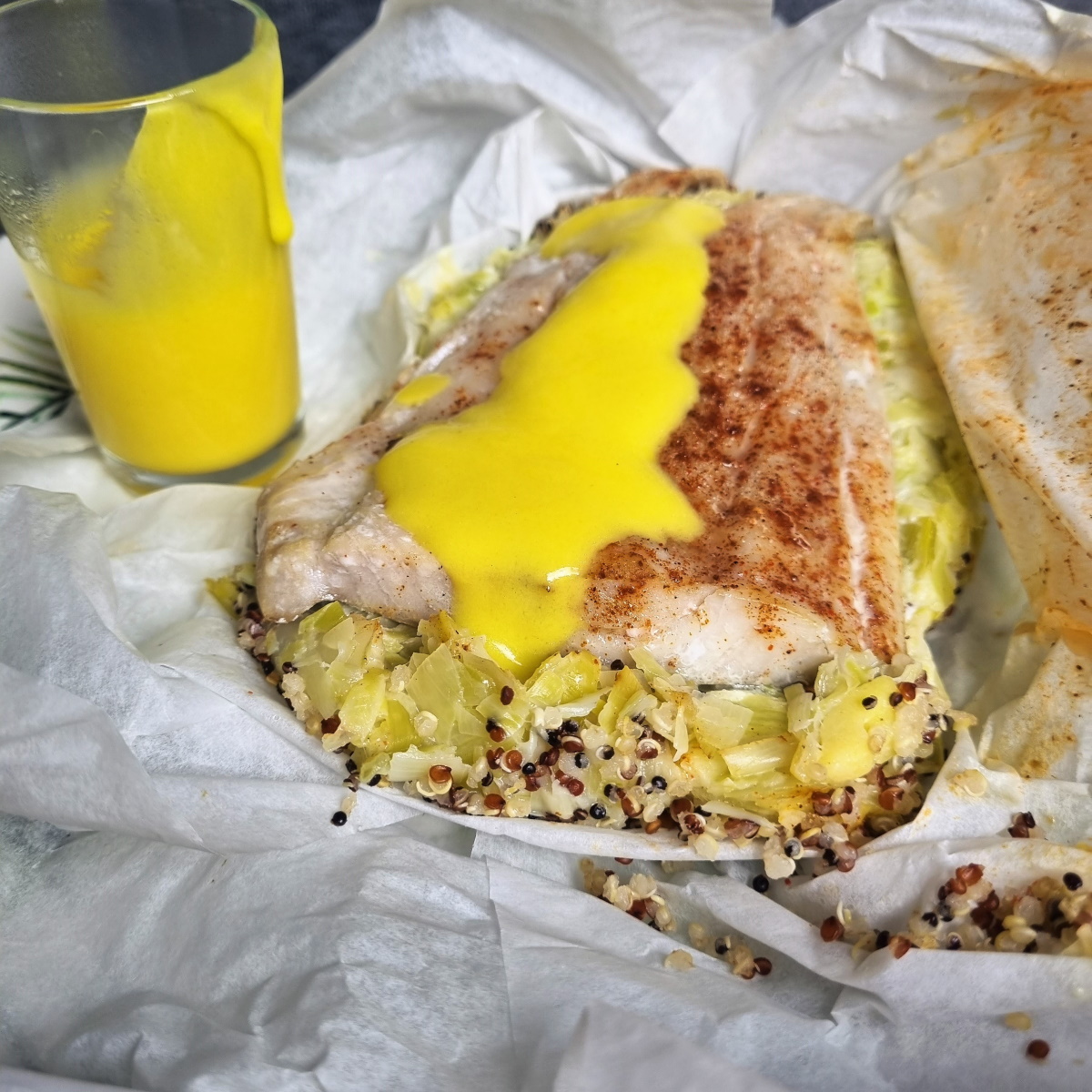 Papillote de lieu, fondue de poireaux et quinoa