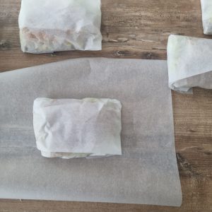 Plier une papillote de papier sulfurisé