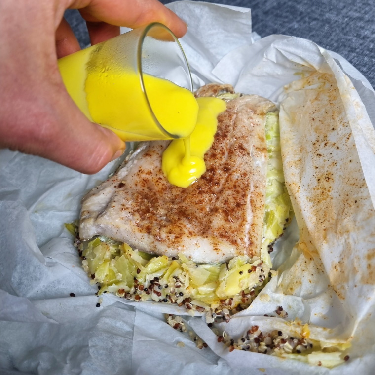 Papillote de lieu aux poireaux, quinoa et sauce safran-citron