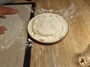 Fariner la pâte à pizza