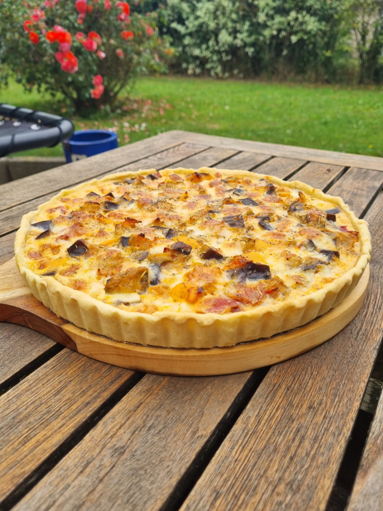 Tarte à l'aubergine, poivron, tomate et mozzarella