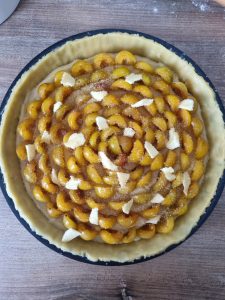 Cassonade et beurre sur la tarte aux mirabelles