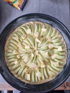 Tarte suisse aux pommes avec beurre et sucre vanillé