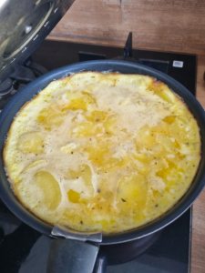 Cuisson de la tortilla à la poêle