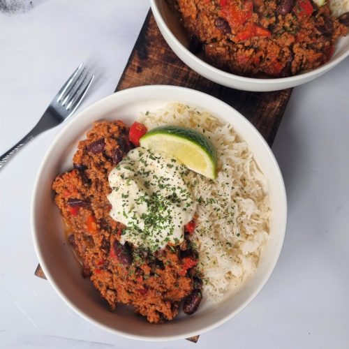 Chili con carne, riz basmati, crème, citron vert