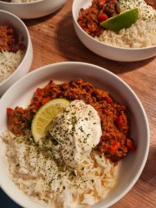 Chili con carne, riz, crème et citron