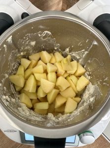 Ajouter les morceaux de pommes et le rhum
