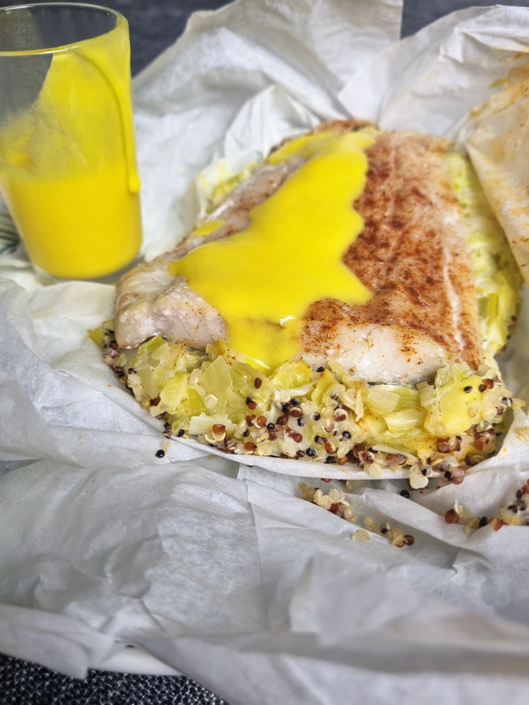 Lieu noir, poireaux, quinoa et sauce safran en papillote