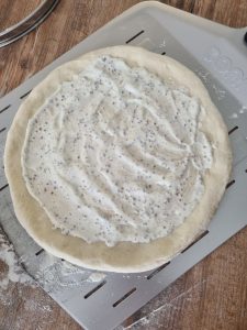 Pâte à pizza et sauce crème moutarde