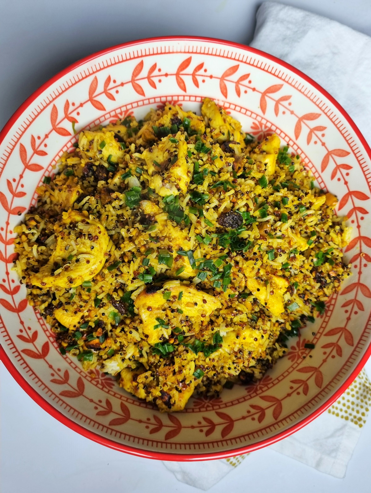 Riz pilaf au curry, poulet, miel, fruits secs