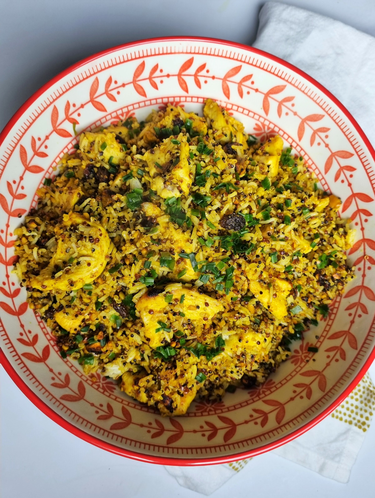 Riz pilaf au curry, poulet, miel, fruits secs