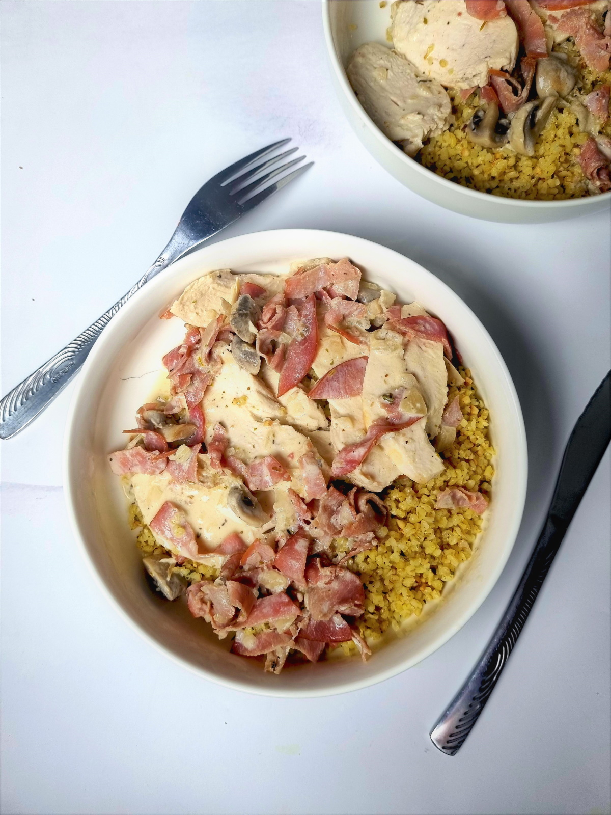 Poulet sauce crémeuse au bacon et champignons avec boulgour