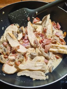 Réchauffer la sauce crémeuse au bacon et champignons