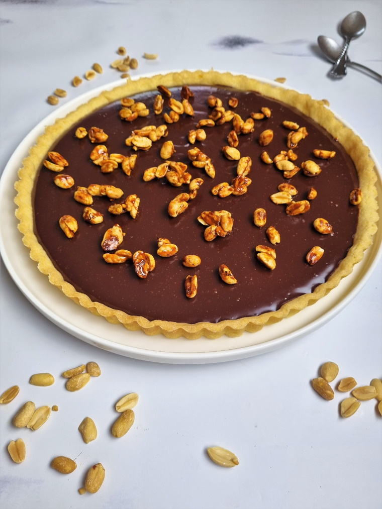 Tarte chocolat, caramel beurre salé et cacahuètes caramélisées