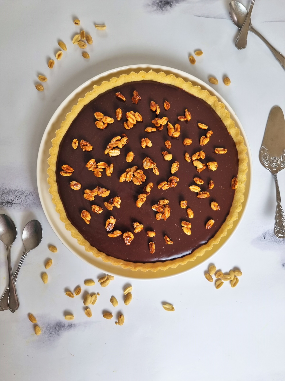 Tarte chocolat, caramel beurre salé et cacahuètes caramélisées