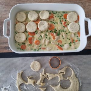 Biscuits et poulet en gratin