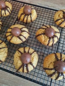 Faire les pattes d'araignées sur les cookies