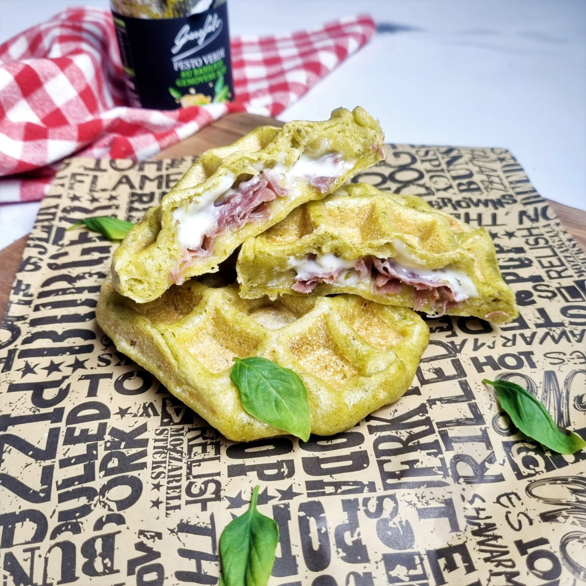 Gaufres salées au pesto, mozzarella et jambon cru