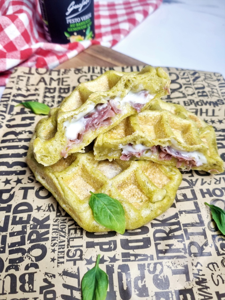 Gaufres au pesto, mozzarella et jambon cru