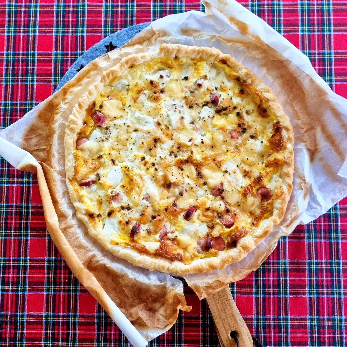 Quiche knacki, jambon, mozzarella, emmental