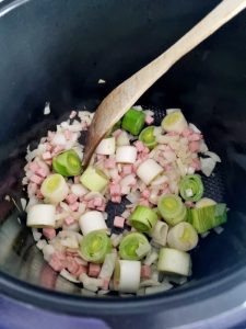 Oignon, jambon et poireau pour risotto