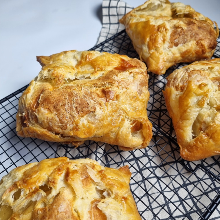 Chaussons de pâte feuilletée au fromage