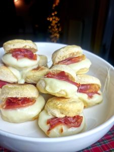 Mini batbouts chauds à la mozzarella et jambon cru