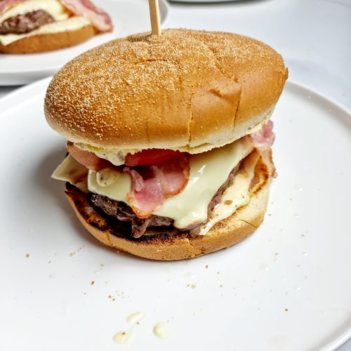 Burger raclette, lard, boeuf et sauce moutarde