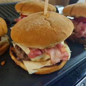 Réchauffer le burger au grille-viande