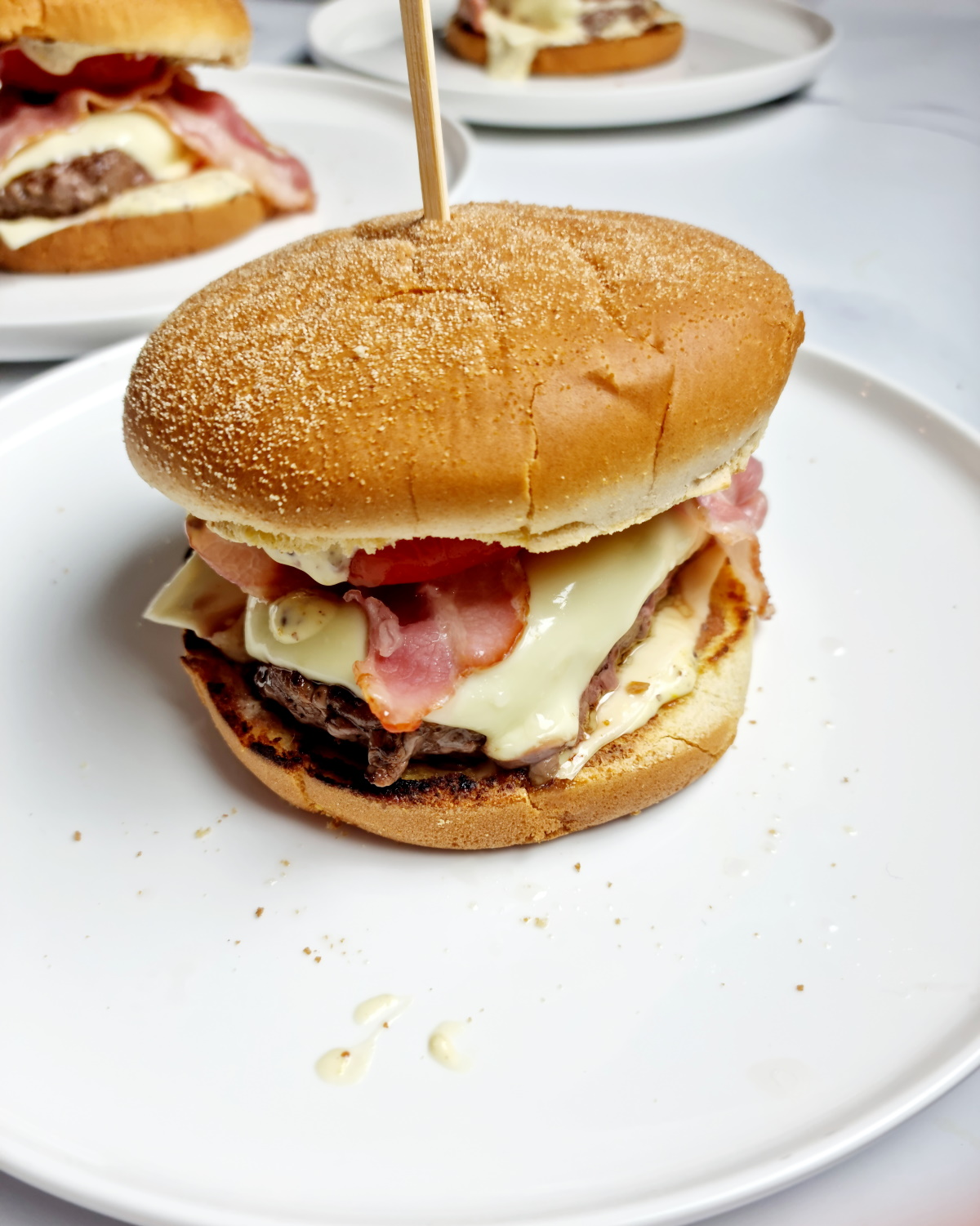 Burger raclette, lard, boeuf et sauce moutarde