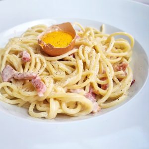 Spaghetti carbonara à la crème et lardons, ou carbonara ricca