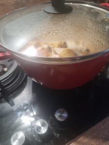 Cuisson de la poularde aux morilles et vin jaune