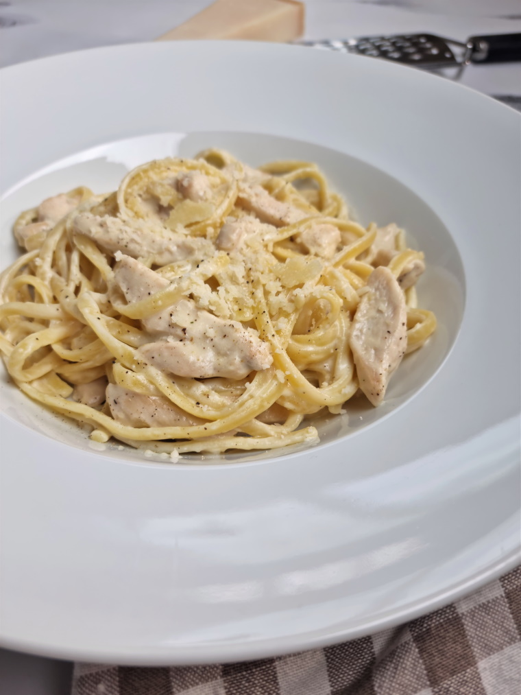 Pâtes à la sauce Alfredo et poulet