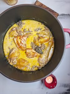 Poularde au vin jaune et morilles en cocotte