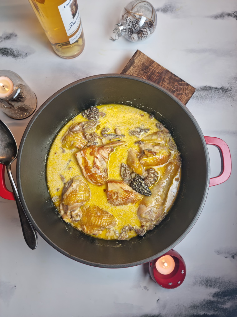 Poularde au vin jaune et morilles en cocotte