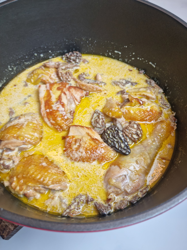 Poularde au vin jaune et morilles séchées