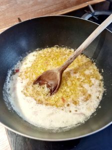 Sauce au beurre épicé et échalotes