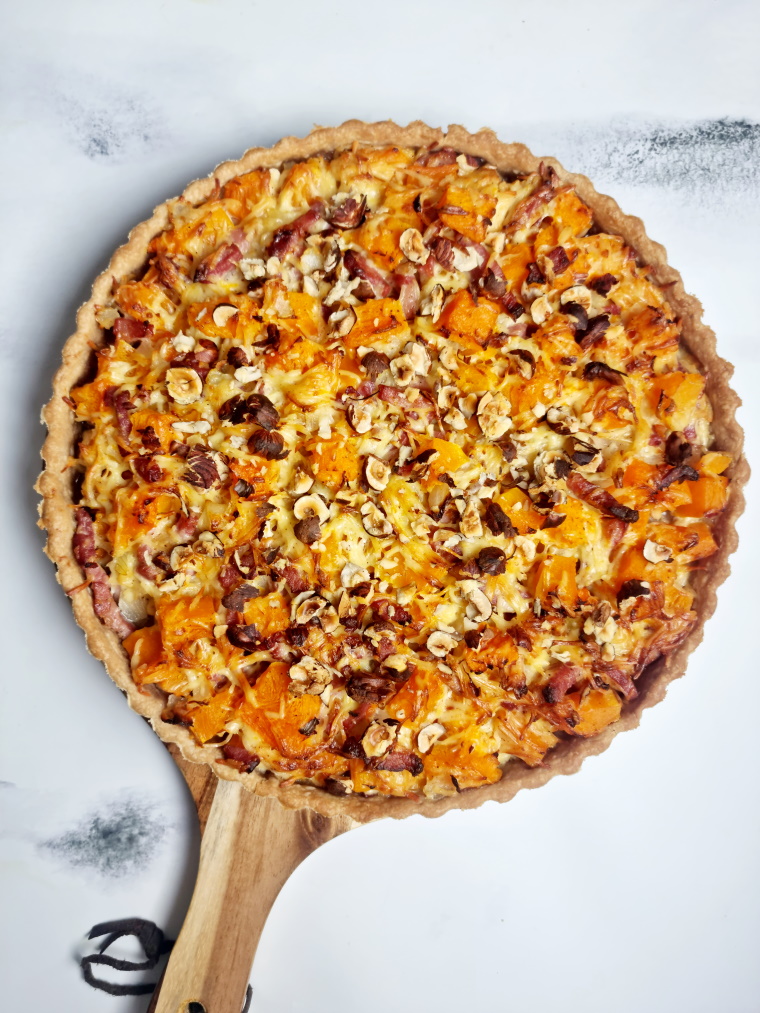 Tarte au butternut avec lardons, oignon, emmental et noisettes