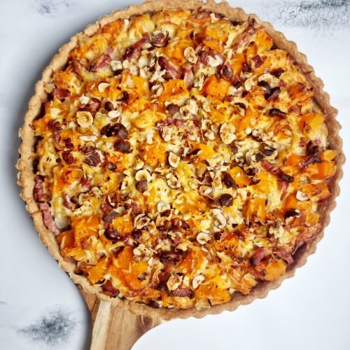 Quiche butternut, lardons, noisettes