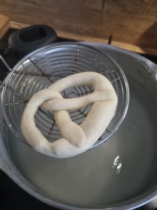 Bretzel poché dans eau et bicarbonate