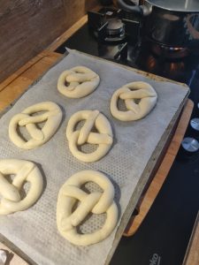 Bretzels pochés dans bain de bicarbonate