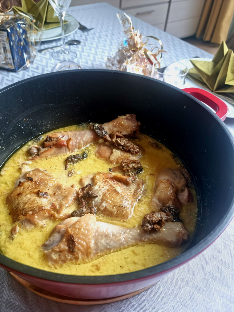 Chapon aux morilles et vin jaune en cocotte