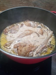 Chapon aux morilles et vin