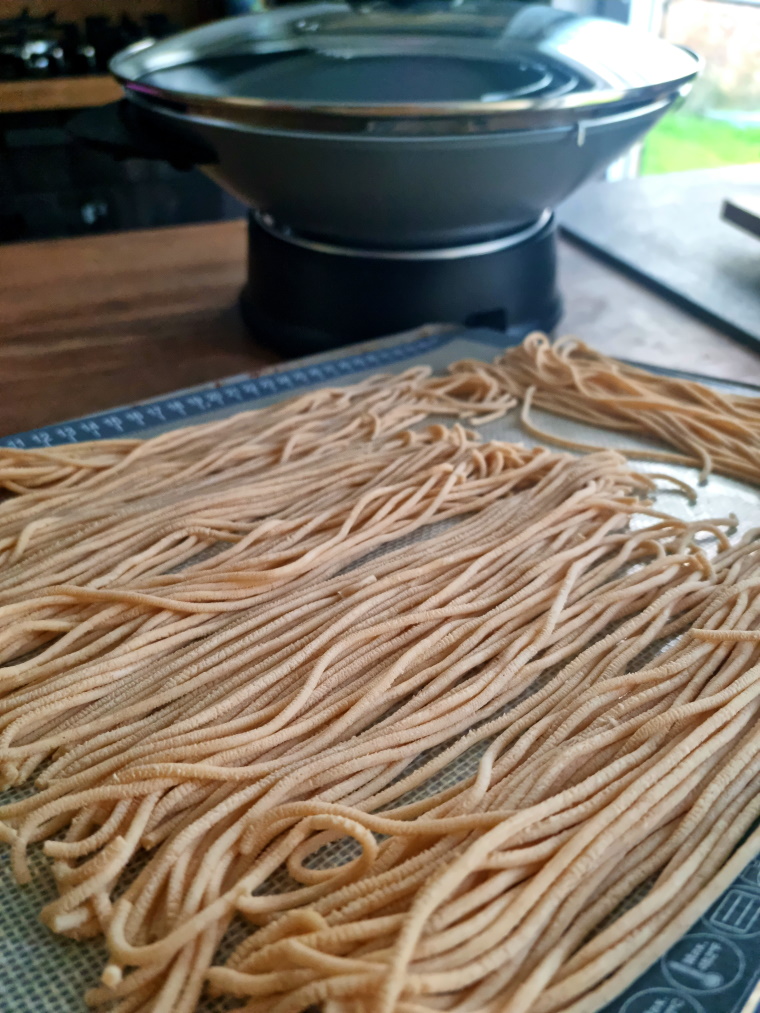 Wok de ramen, poulet yakitori et légumes - recette chinoise