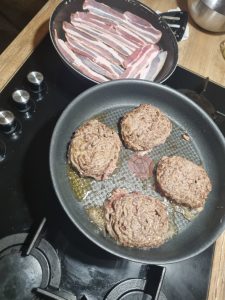 Cuisson des steaks et des tranches de lard