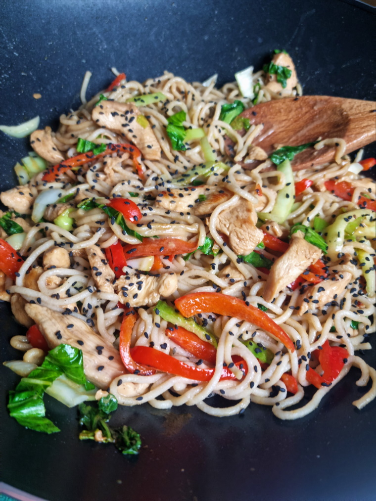 Ramen sautées au wok, poulet yakitori, poivron et pak choi