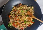 Ramen au wok, poulet yakitori et légumes