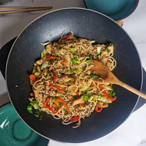 Ramen au wok, poulet yakitori et légumes