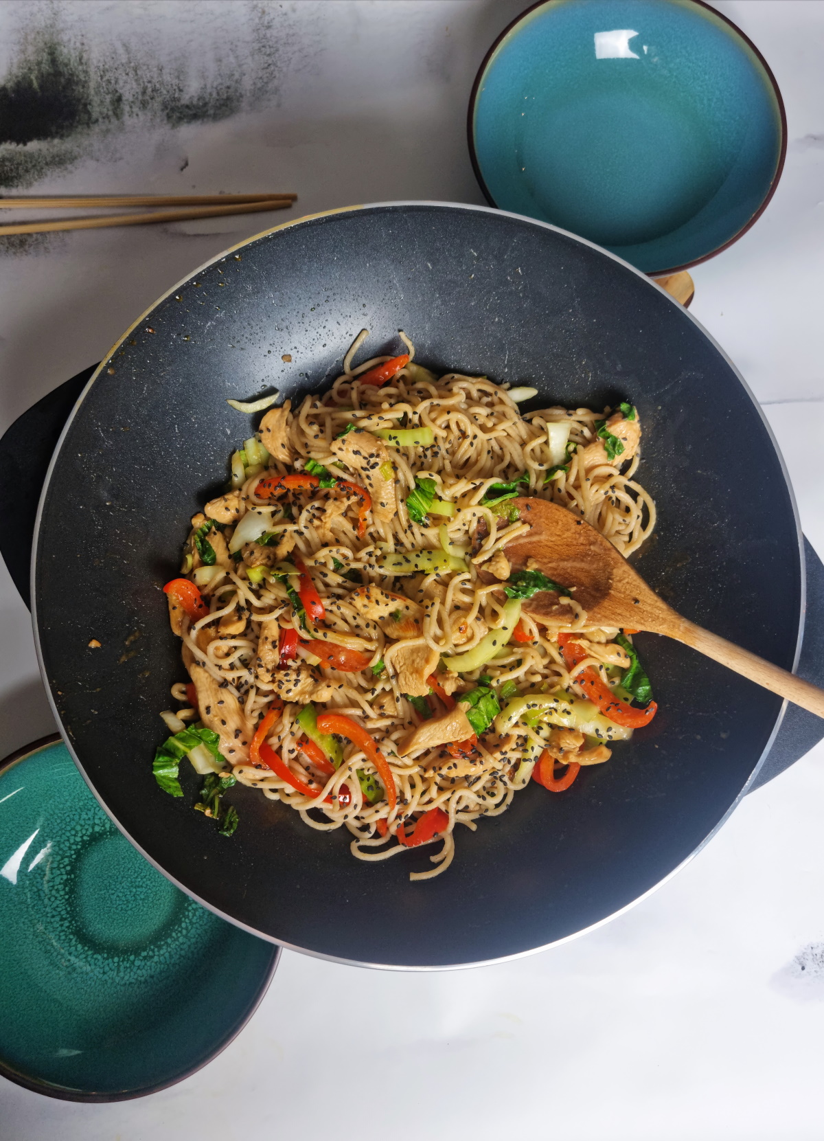Ramen au wok, poulet yakitori et légumes