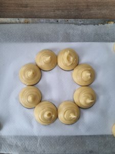 Pocher la couronne de choux pour Paris-Brest